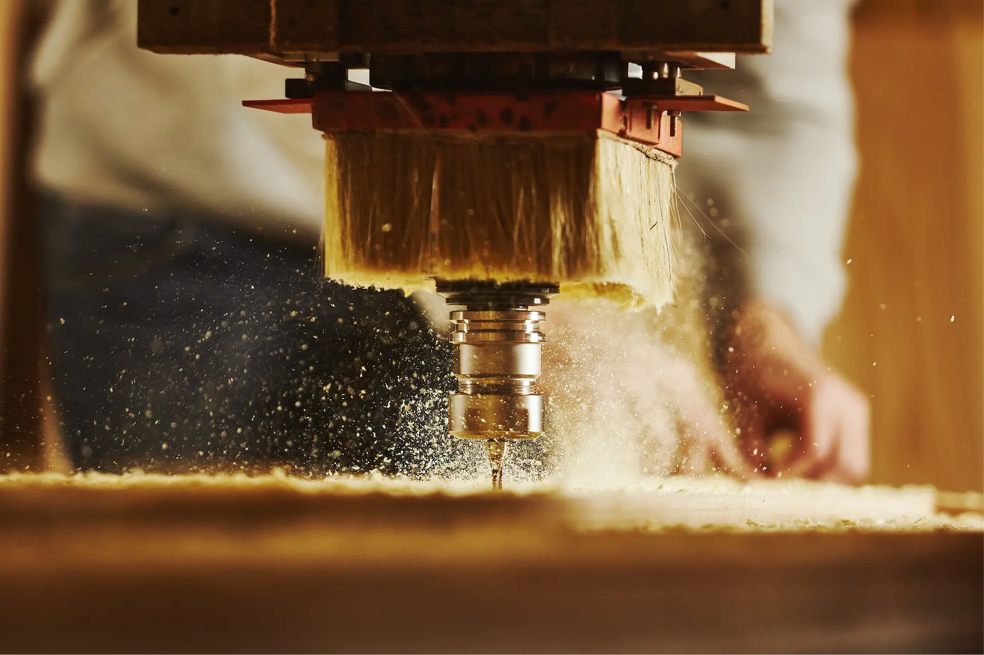 Router CNC cortando MDF com alta precisão